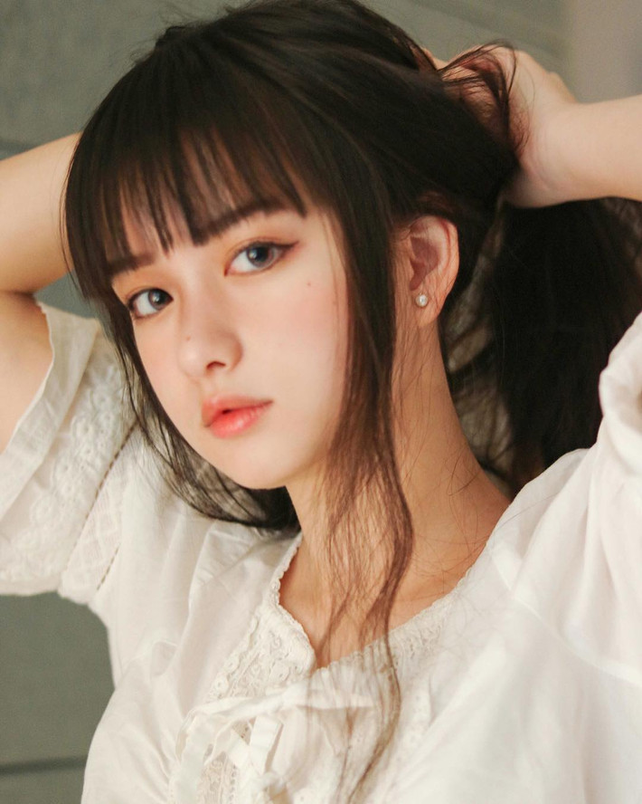 Thậm chí, nhan sắc của thiếu nữ 10X còn được nhận xét sánh ngang với “mỹ nhân Tân Cương” Địch Lệ Nhiệt Ba hay Angelababy.