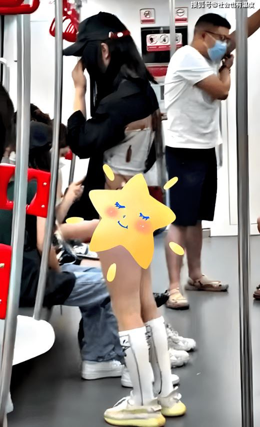 Cô gái này khoảng 20 tuổi, mặc một chiếc áo ống màu trắng, áo khoác lưới màu đen, đeo túi thời trang. Phần thân trên của cô không có gì phản cảm nhưng khi nhìn xuống phía dưới, ai cũng phải kinh ngạc và không dám nhìn thẳng vào.