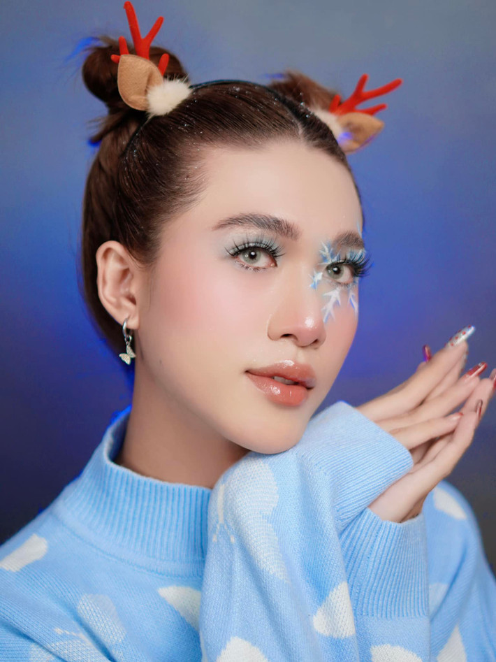 Từ những layout Wednesday Addams, Crying Makeup, Dark Sun Makeup hay những layout dễ thương như tuyết đầu mùa, mối tình đầu… đều được chàng trai sinh năm 98 “họa mặt” một cách độc đáo, mới lạ.
