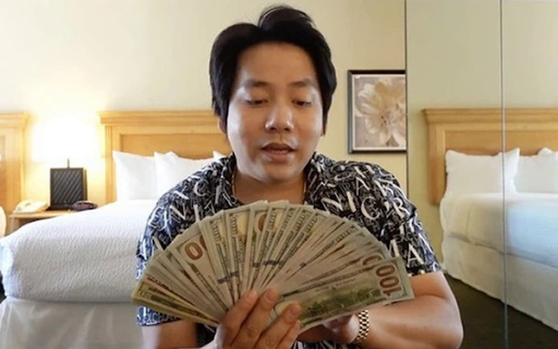 Khoa Pug là cái tên không còn quá xa lạ trên Youtube. Thời gian qua, anh hoàn toàn định cư ở Mỹ và chưa có ý định quay trở về Việt Nam lập nghiệp. Ngoài việc mở nhà hàng kinh doanh ở xứ sở cờ hoa, anh chàng vẫn thường xuyên làm clip Youtube chia sẻ cuộc sống sang chảnh ở trời Tây.