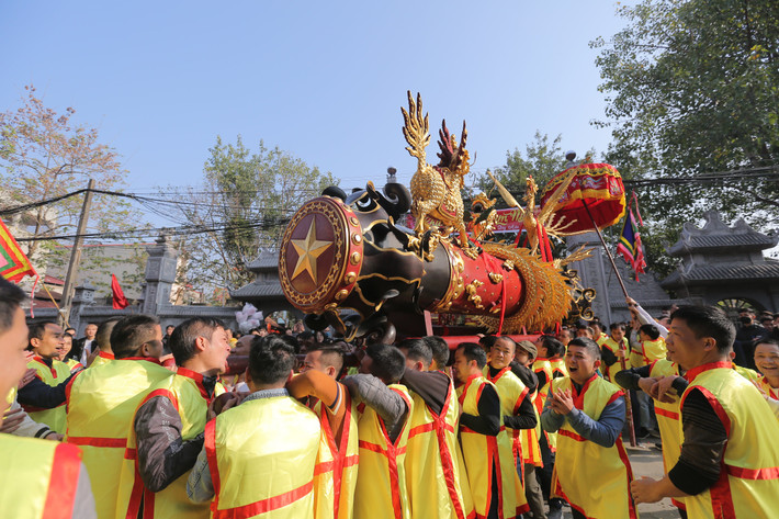 Mỗi quả pháo được thanh niên trong làng thay nhau khiêng từ Nhà văn hóa truyền thống đến sân đình của làng để làm lễ. Sau mỗi hồi trống, các thanh niên reo hò vang dội “mừng pháo Nhất", "mừng pháo Nhì” tượng trưng cho tiếng pháo, mang đến không khí sôi động cho người dân tham dự lễ hội.