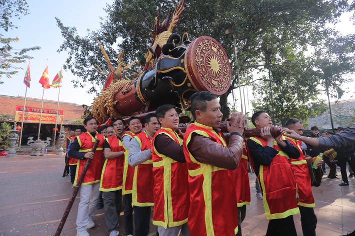 Chia sẻ với PV, một nam thanh niên làng Đồng Kỵ tham gia rước pháo cho biết: "Sau hai năm ảnh hưởng bởi dịch COVID-19, năm nay người dân trong phường rất háo hức chờ đón lễ rước pháo. Để được tham gia rước pháo, các trai tráng trong làng phải đáp ứng các tiêu chí của Ban Tổ chức..."