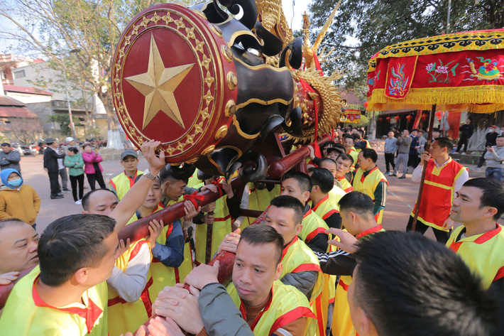 Cứ đến lệ hàng năm ngày mùng 4 Tết Âm Lịch, làng Đồng Kỵ - Bắc Ninh lại tổ chức lễ hội rước pháo thu hút người dân địa phương và khách thập phương tới tham dự.