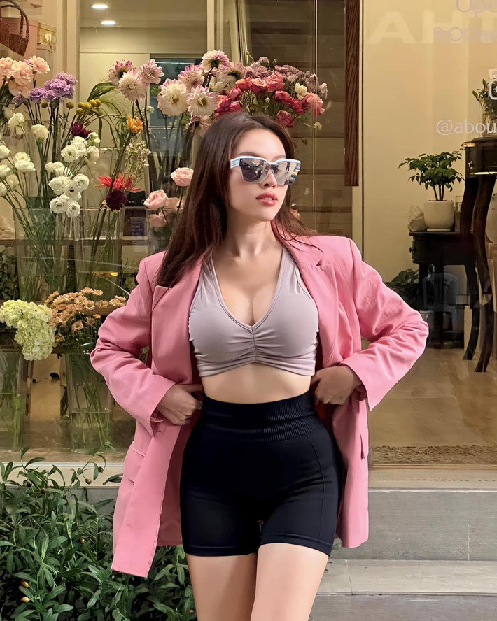Khi có quá nhiều sự thắc mắc, Thanh Thanh Huyền đã lên hẳn 1 clip để "flex" nhẹ về khả năng kiếm tiền của mình, thể hiện rằng "cái gì cũng có giá của nó". Dù hiện tại hay quá khứ, những chia sẻ của nữ MC cũng cho thấy bản thân cô luôn nỗ lực chăm chỉ.