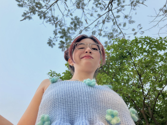 “Thời điểm dịch bệnh, giãn cách ở nhà, tôi mới quyết định quay TikTok để giải trí và lan toả năng lượng tích cực đến mọi người. Tôi bất ngờ khi các video của tôi và hai em trai lên xu hướng, nhận được nhiều sự yêu thích của cộng đồng mạng”, cô kể.