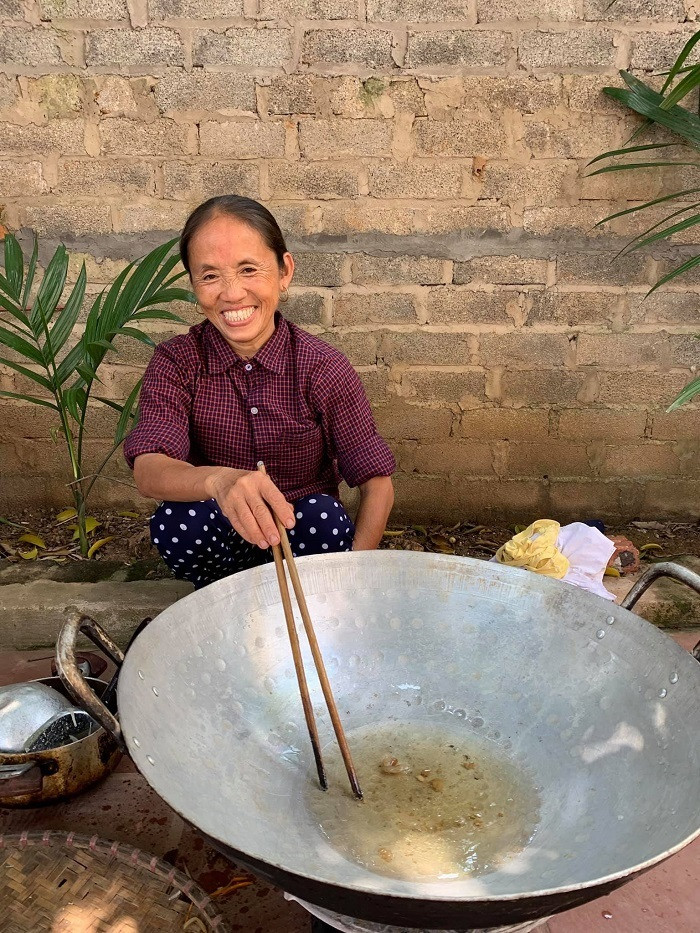 “Thực sự từ trước tới giờ tôi không làm thiếu một nghề gì cả. Tôi đã từng làm đủ nghề từ đồng nát đến dọn nhà thuê, làm mướn các việc. Tôi là một nhân viên vệ sinh môi trường tại một trường học. Tôi chưa bao giờ từng nghĩ có ước mơ gì, tương lai nó mờ mịt lắm. Chưa biết bao giờ có thể thoát khỏi cái khổ. Ban đầu tôi rất tự ti vì ngoại hình của mình so với mọi người rất quê mùa. Lúc đầu tôi còn không dám cười trên clip." - bác Tuyết Diamond tâm sự với VTV.