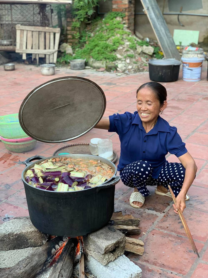 Dù vất vả sớm hôm nhưng cuộc sống của họ vẫn nhọc nhằn, vất vả. Chỉ tới khi bén duyên với YouTube, thu nhập của cả hai mới ổn định hơn.