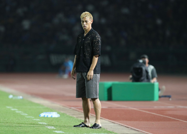 Xuất hiện như một fashionista với áo sơ mi, quần lửng cùng đôi sandal, GĐKT Keisuke Honda khiến hàng nghìn khán giả có mặt tại sân Olympic khá thích thú.