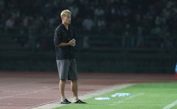 Trên cương vị GĐKT của U22 Campuchia, HLV Keisuke Honda xuất hiện với bộ trang phục khá thời thượng trong trận mở màn của đội nhà với U22 Đông Timor tại SEA Games 32.