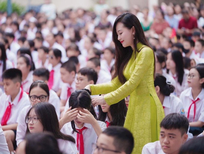 Hình ảnh lan truyền trên mạng được chụp vào sáng 5/9 trong buổi lễ khai giảng của nhà trường. Nữ giáo viên cho biết, khai giảng là một ngày lễ lớn, ngày hội toàn dân đưa trẻ đến trường nên mỗi giáo viên đều có sự chuẩn bị chu đáo, ăn mặc chỉn chu, lịch sự.