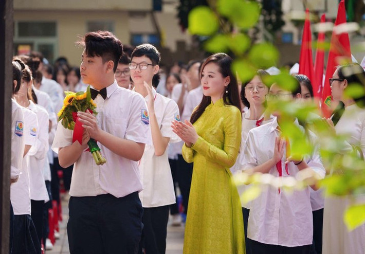 Giống như nhiều đồng nghiệp, cô chọn áo dài truyền thống làm trang phục cho ngày khai trường.