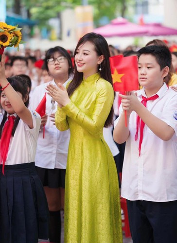 "Hôm đó, có nhiều phụ huynh và nhiếp ảnh gia của nhà trường đã sử dụng máy ảnh cơ để ghi lại hình ảnh buổi lễ và khoảnh khắc kỷ niệm cho các cô trò", cô giáo Mỹ Linh chia sẻ.