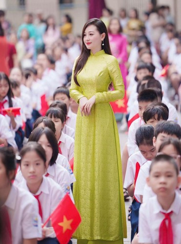 Cư dân mạng dành nhiều lời khen cho nhan sắc xinh đẹp của nữ giáo viên này. Không ít người dành tặng cho cô biệt danh "cô giáo hot girl", "hoa hậu giáo viên".