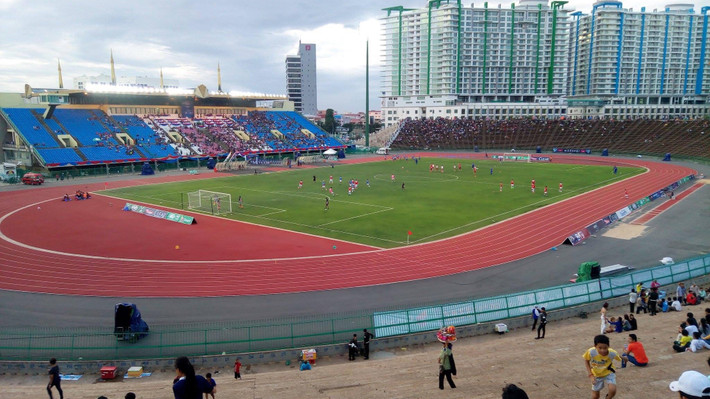Vì phần lớn thời gian trong quá khứ, sân Olympic đều sử dụng mặt cỏ nhân tạo, nên Liên đoàn Bóng đá Campuchia (CPL) đã mời Shoji Ikeda – một chuyên gia giàu kinh nghiệm về mặt cỏ thi đấu, cùng đội ngũ chuyên sâu từ Nhật Bản về giám sát quá trình thay cỏ của sân, nhằm nâng chất lượng sân thi đấu lên tiêu chuẩn cao hơn.