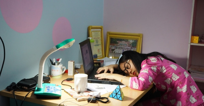 Nhiều bạn sinh viên ôn thi căng thẳng, tranh thủ "gục ngã" trước núi bài tập mùa thi. (Ảnh: Châu Châu)