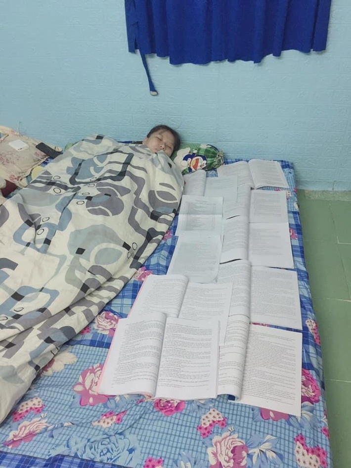 Nhiều học sinh tự chế ảnh trải sách vở sang một bên rồi nằm ngủ khiến dân mạng cười lăn cười bò. (Ảnh: Bo Ruồi)