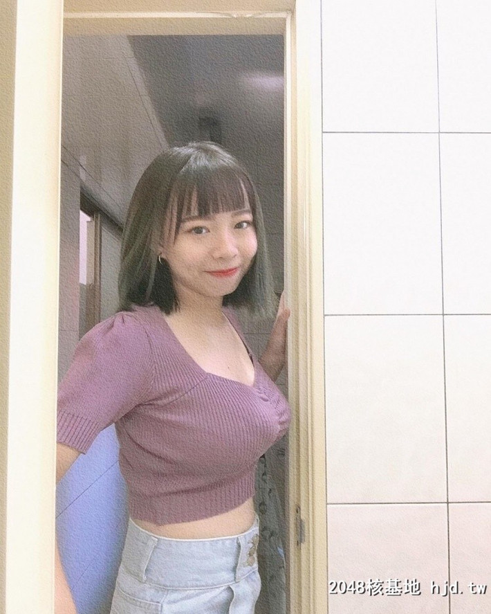 Thường thì việc sử dụng nịt ngực chỉ dành cho phụ nữ sau khi sinh để giữ cho ngực không bị chảy xệ. Nhưng với Wei Wei, việc này trở nên thường xuyên bởi vì cơ địa của cô đã khiến cho vòng 1 phát triển quá lớn.