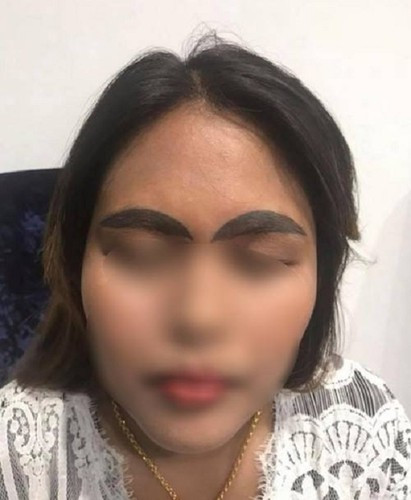 Bên cạnh đó, nhìn đôi lông mày cứng đơ, bén sắc như cặp bảo đao, không ít người cũng phải “cười bò”.