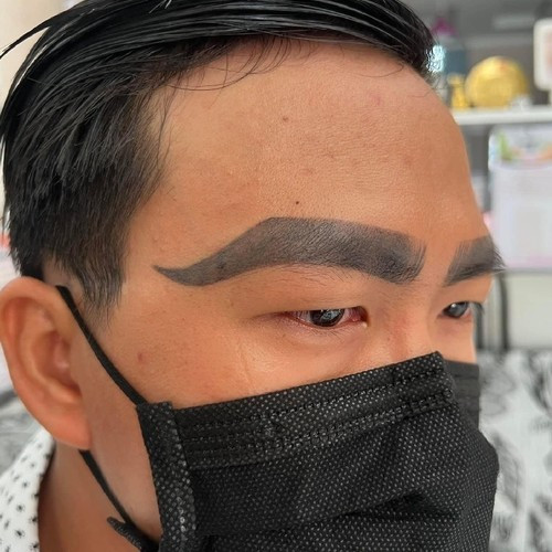 Lông mày bị xăm hỏng là nỗi niềm “khó vẽ nụ cười” mà rất nhiều người đã từng gặp phải. Bởi khi đã xăm lên da thì khó có thể xóa đi được, nhiều trường hợp còn phải sống chung với cặp chân mày lỗi suốt cuộc đời.