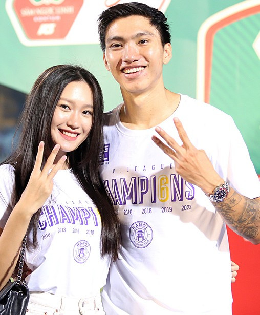 Hiện tại, Văn Hậu cũng đang làm chủ của một thương hiệu thời trang riêng mang tên mình. Thế nên, cả hai rất quan tâm đến vấn đề thời trang mỗi khi xuất hiện cùng nhau.