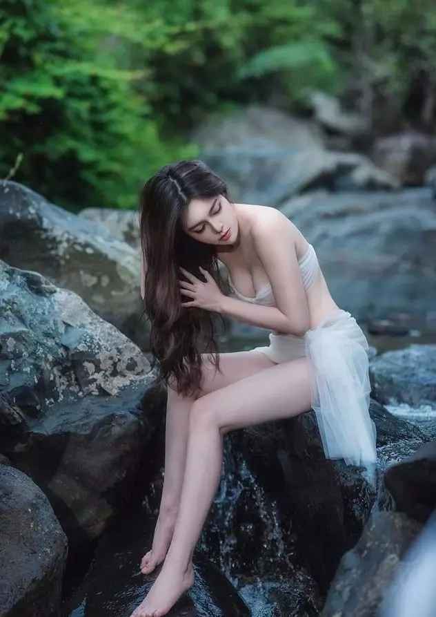 Mới đây trên trang cá nhân, Cao Diệp Anh công khai bộ ảnh khoe vóc dáng nóng bỏng.