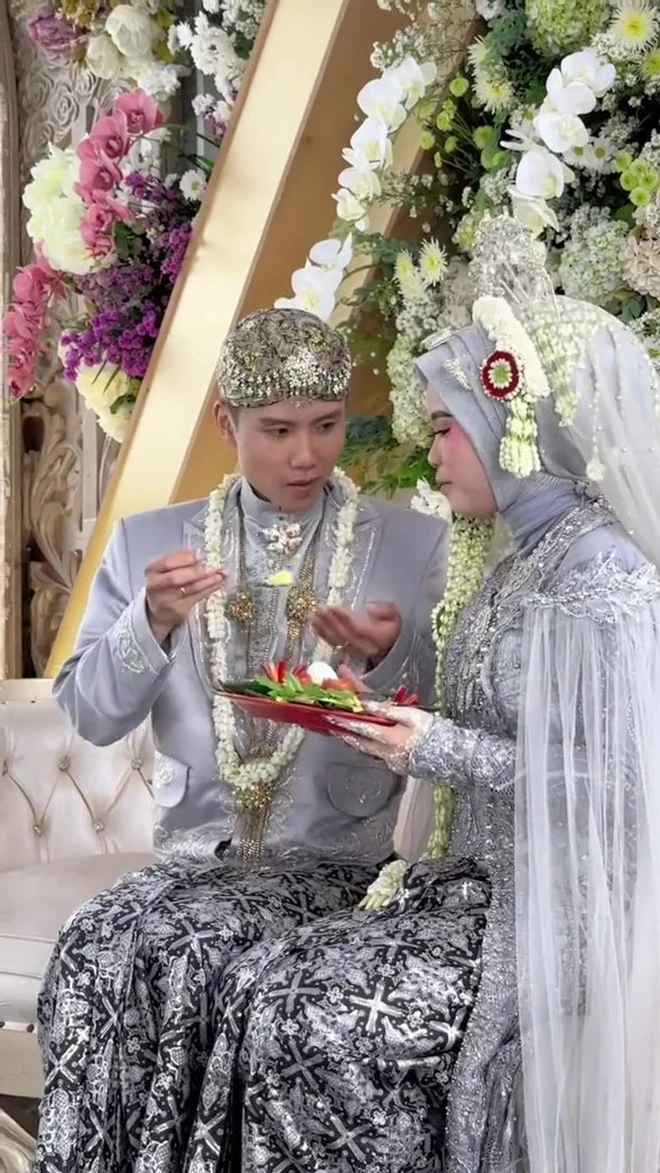 Phía dưới những khoảnh khắc đám cưới của Đạt Villa, cư dân mạng Việt Nam và Indonesia đã để lại nhiều bình luận chúc phúc cho cặp đôi.