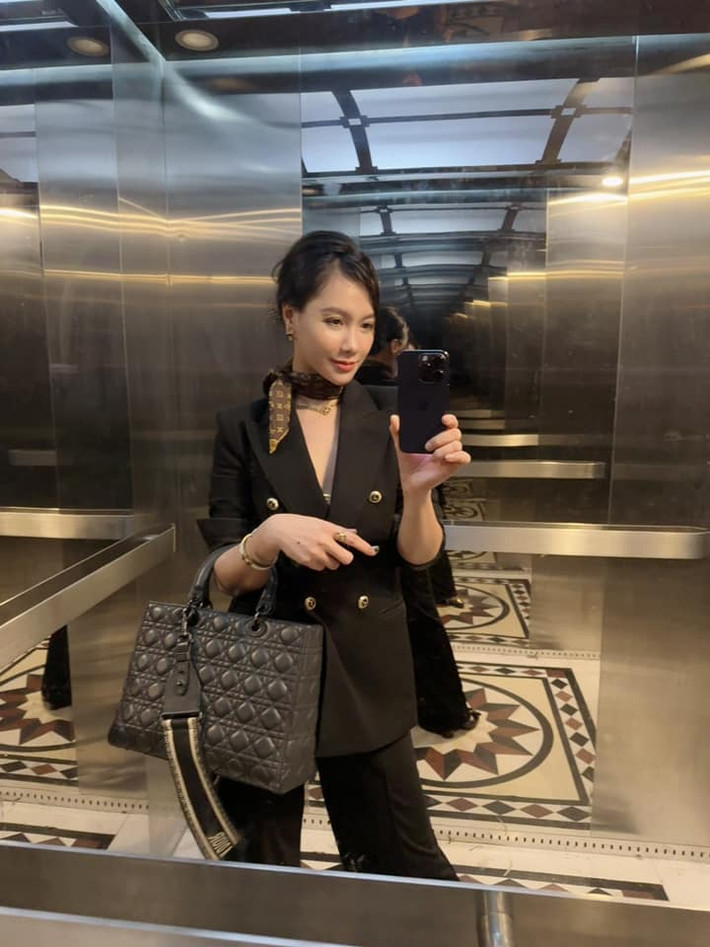 Mới đây, Minh Hà đăng bức ảnh gợi cảm cùng status thả thính: "Giao diện thì hiền lành mà hệ điều hành lại khó tính".