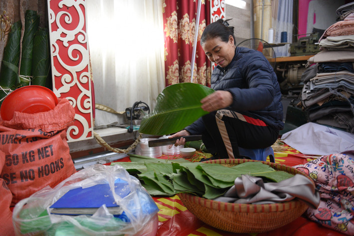 Gói, luộc bánh chưng là truyền thống của người dân Việt Nam mỗi dịp Tết về. Tuy nhiên, trong cuộc sống hiện đại điều này dần bị mai một.
