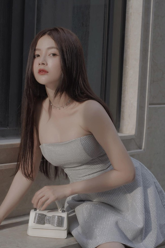 Chỉ riêng gương mặt của "hot girl ảnh thẻ" là không có nhiều thay đổi. Nét mặt thanh tú, hài hòa khiến nhiều người không nhận ra cô nàng đã bước sang tuổi 29.