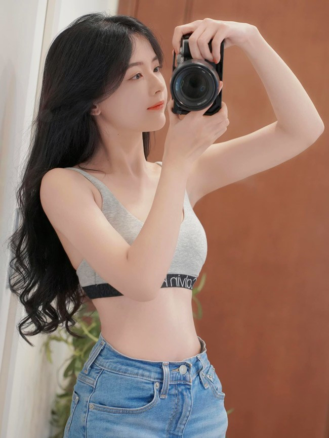 Lê Lý Lan Hương (sinh năm 1994) được biết đến từ cuối năm 2013 với bức ảnh thẻ xinh đẹp. Cô nàng được ưu ái đặt cho biệt danh "hot girl ảnh thẻ" và danh xưng đó vẫn theo Lan Hương cho đến giờ.