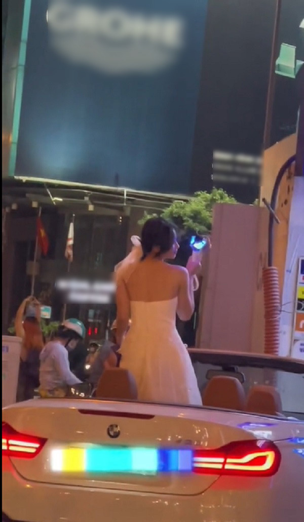 Nhiều người còn hài hước đùa rằng cô gái nên mang theo giấy đăng ký kết hôn đến xin chữ ký của từng thành viên trong nhóm nhạc.