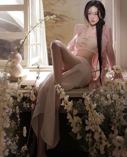 Trong ảnh, nàng hot girl lai Việt - Thái diện thiết kế váy màu nude, với điểm nhấn là chi tiết cut out, tôn vòng 1 đầy đặn, phối cùng chiếc áo choàng màu hồng phớt, tua rua giống sứa biển, mang đậm phong cách Mermaidcore, đang "làm mưa làm gió" trong thời gian gần đây.