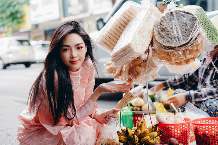 Trên MXH, Thanh Quỳnh chăm chỉ tương tác với người hâm mộ và nhiệt tình giải đáp mọi thắc mắc liên quan đến chuyện thẩm mỹ. Cô nàng không phủ nhận quá khứ mà thi thoảng còn chủ động "khoe" lại.