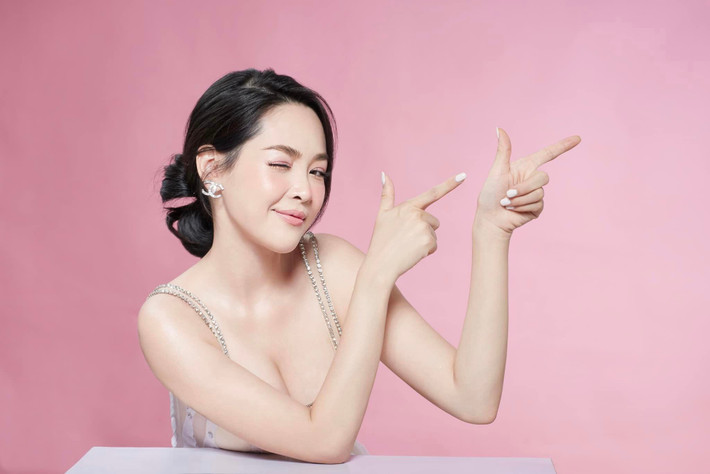 Bên cạnh công việc ở bệnh viện, gái xinh gốc Nam Định cũng hợp tác nhiều dự án khác nhờ diện mạo mới. Thanh Quỳnh làm người mẫu ảnh, quảng cáo thời trang,... và nhờ đó mà có thu nhập dư dả để trang trải cuộc sống cũng như giúp đỡ gia đình.