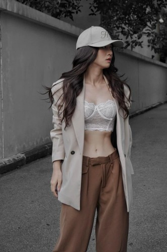 Tuy nhiên, hot girl TikTok này có khởi đầu không mấy suôn sẻ khi cô nàng nhận về hàng loạt bình luận công kích cho rằng body không phù hợp, kỹ năng trình diễn còn nhiều hạn chế.