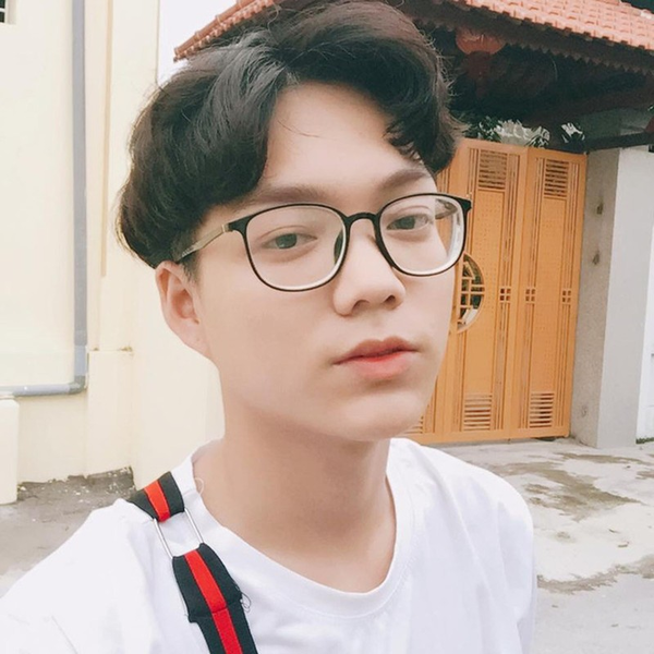 Phạm Thoại sinh ra và lớn lên trong một gia đình khó khăn tại Hải Phòng. Tuổi thơ của anh đầy cơ cực khi bố bệnh nặng, mọi gánh nặng về kinh tế đè nặng lên vai người mẹ khắc khổ.