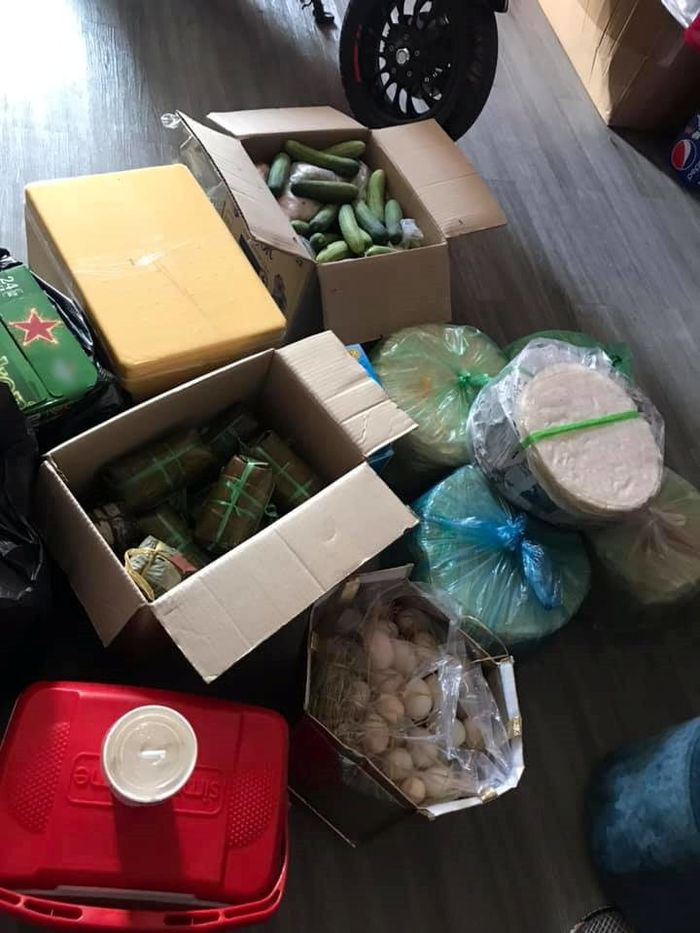Các nông sản ở quê sẵn có như trứng, rau, thịt... là những nhu yếu phẩm không thể thiếu trong "tư trang" trở lại phố của nhiều người sau kì nghỉ Tết Nguyên Đán.