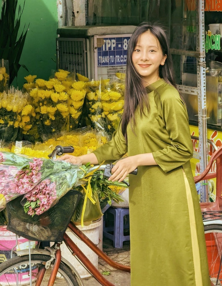 Trong năm nay, giới trẻ còn theo đuổi một trào lưu mới, đó là diện áo dài xưa, chụp hình đón Tết tại những địa điểm mang đậm tính lịch sử, văn hoá. Đặc biệt nhiều người còn kết hợp cả một số yếu tố hiện đại, giúp những bức hình thêm phần nổi bật và độc đáo hơn.