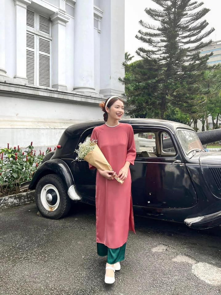 Thay vì diện những bộ áo dài cách tân, thiết kế mang hơi hướng hiện đại, các chị em lại chọn những trang phục đơn giản, mang đậm nét xưa.