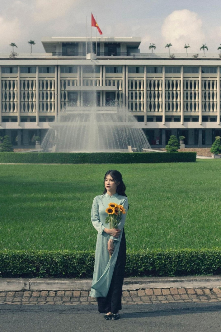 Nếu muốn, mọi người cũng có thể sử dụng thêm những vật dụng làm nổi bật sự quý phái, sang trọng như xe cổ, vòng ngọc trai, kính râm, khăn nhiều hoạ tiết...