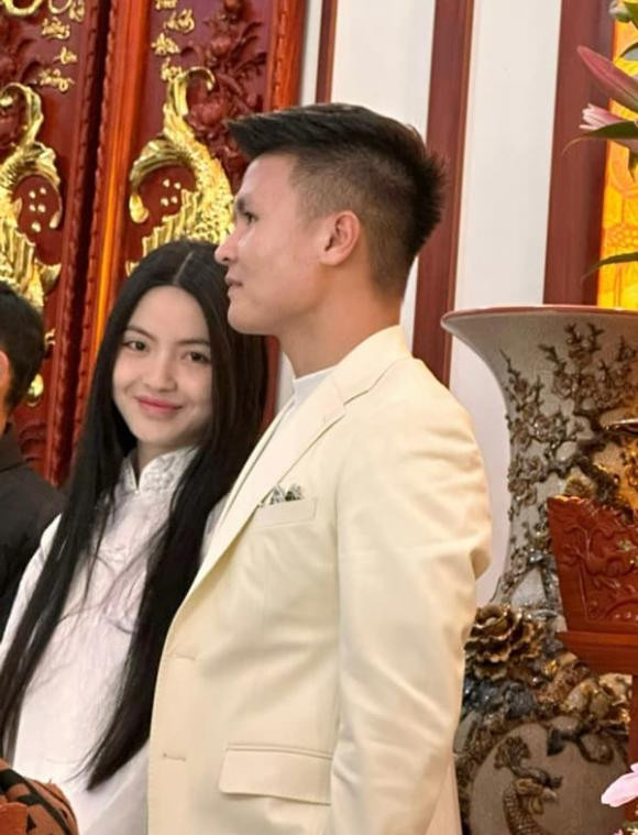 Trước khi chuyện tình đơm hoa kết trái như hiện tại, Quang Hải và Thanh Huyền đã luôn sát cánh cùng nhau để vượt qua sóng gió dư luận. Phần lớn trong số đó đến từ phía của nàng hot girl, khi cô nàng liên tục bị réo tên trong loạt drama.