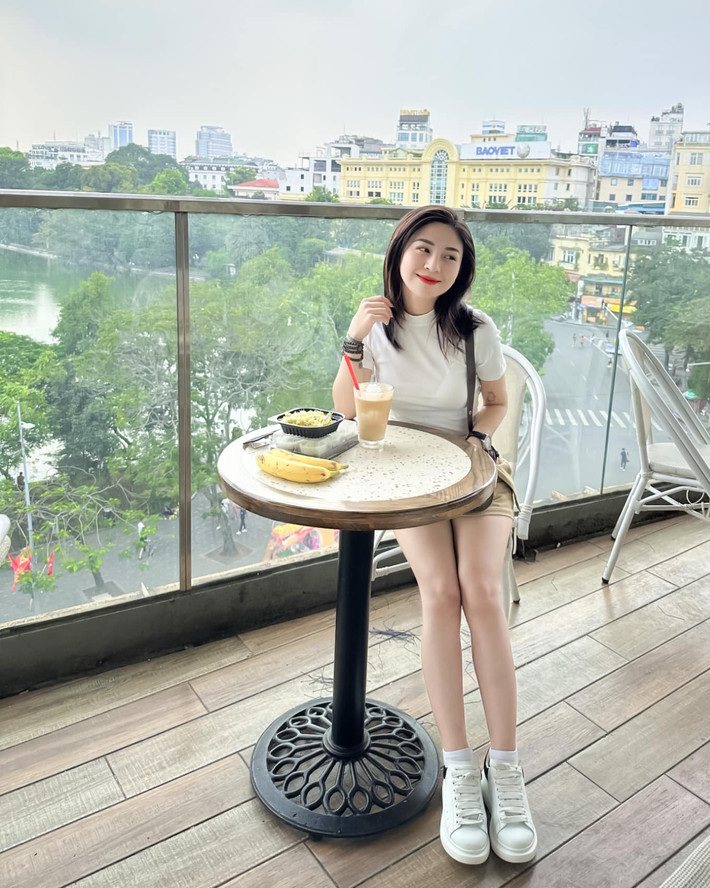 Thường xuyên đăng tải những clip vui nhộn cùng những bức ảnh đời thường "hút mắt", facebook cá nhân của Trần Thị Hậu hiện đang sở hữu hơn 70.000 nghìn lượt theo dõi.