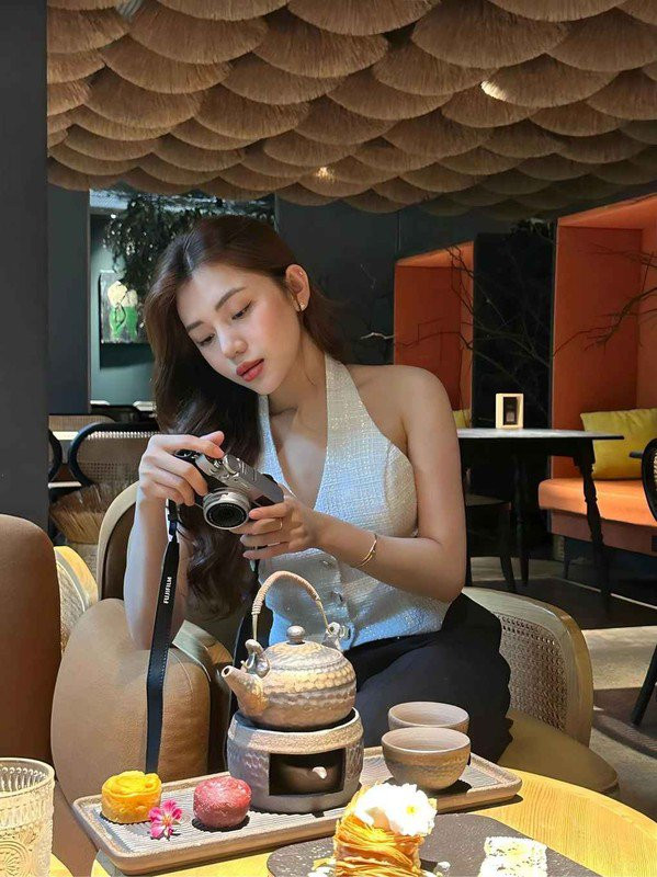 Phong cách ăn mặc của Đoan Tâm thiên về những item đơn giản, trẻ trung và cực kỳ hiện đại.