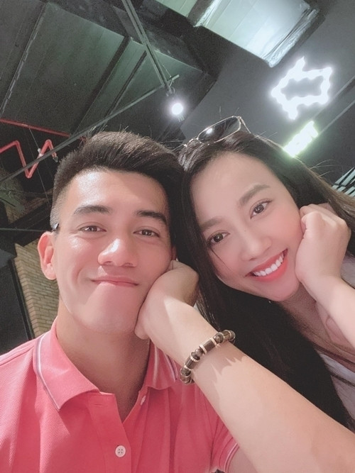 Sở hữu gương mặt khả ái cùng lối diễn xuất duyên dáng, Huỳnh Hồng Loan là cái tên diễn viên trẻ nổi bật nhận được nhiều sự quan tâm từ phía người hâm mộ. Trước đó, cô nàng có ồn ào tình cảm với cầu thủ Tiến Linh, chia sẻ vẫn còn giữ liên lạc với tình cũ khiến dân mạng bất ngờ.