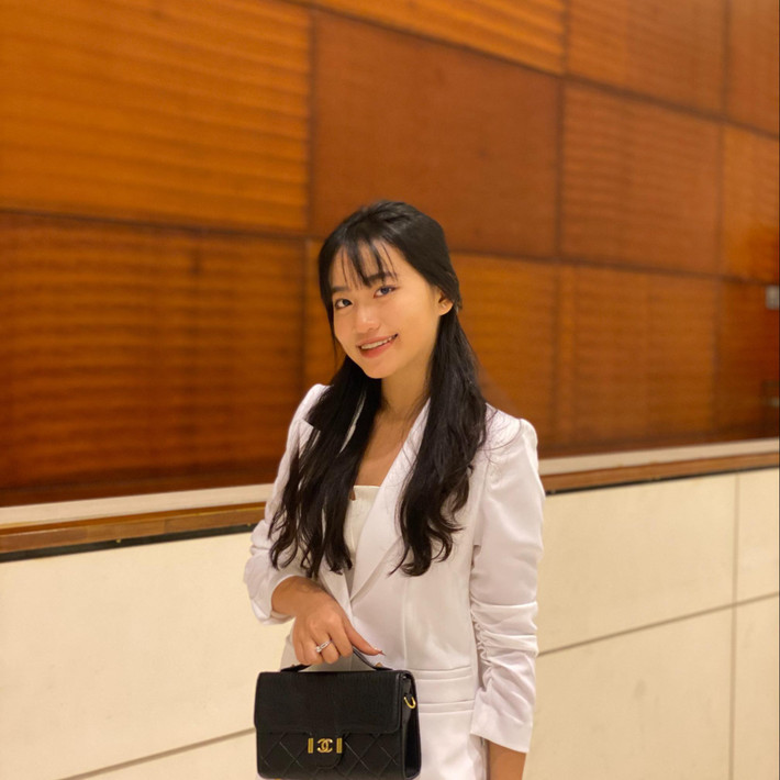 Chưa kể, Thục Anh còn có bằng IELTS 7.5 và từng được Giám đốc Sở GD&ĐT Hà Nội tặng bằng khen vì có nhiều thành tích trong việc học tập, rèn luyện. Những tấm gương tuổi trẻ chăm chỉ học giỏi quả khiến người khác phải nể phục.