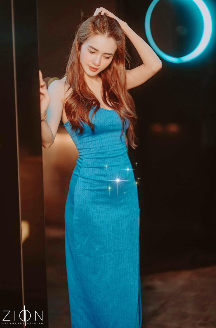 Em gái cầu thủ Công Vinh từng là hot girl nổi tiếng của trường Đại học Văn hóa Hà Nội. Trong quá khứ, Khánh Chi từng vướng vào những lùm xùm đời tư khá tai tiếng.