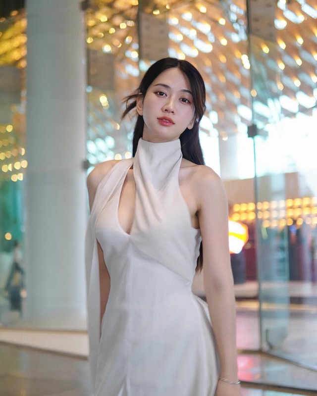 Lê Bống khiến cư dân mạng không khỏi bất ngờ với style nền nã, dịu dàng. Sau khi trở thành MC truyền hình, cô nàng ghi điểm với những bộ cánh thanh lịch, trang nhã.