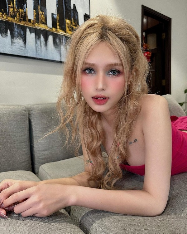 Xoài Non là một KOL nổi tiếng với thế hệ Gen Z nhờ sở hữu nhan sắc xinh đẹp, đặc biệt là gương mặt trông như búp bê và phong cách thời trang sành điệu.