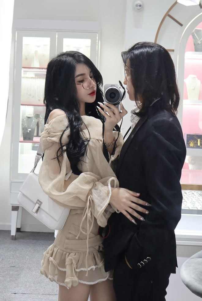 Bên cạnh đó, nhan sắc xinh đẹp và những điều thú vị trong hành trình yêu khiến hai cô gái trở nên đặc biệt hơn trong mắt mọi người.