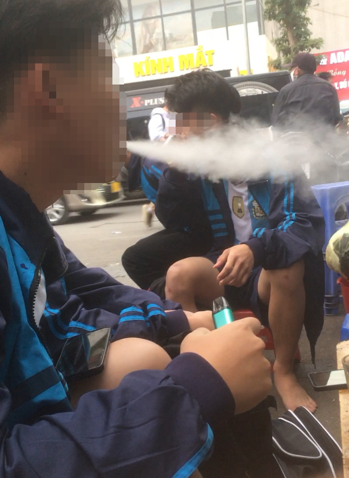 Theo chuyên gia, thuốc lá điện tử rất có hại cho sức khỏe của cả người hút và những người xung quanh, là nguyên nhân của nhiều trường hợp ngộ độc, gây các bệnh về tim mạch, hô hấp, tiêu hóa.